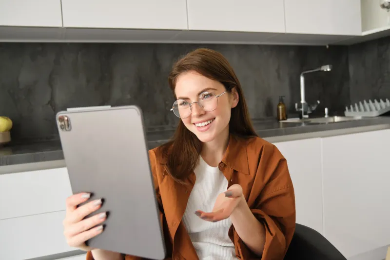 Дівчина з ноутбуком